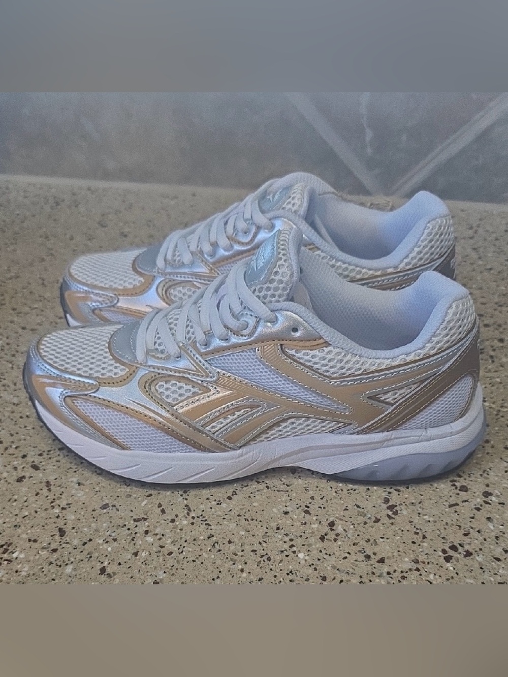 NWT 7 Women’s White and Gold Reebok Ionic Bond shoes sneakers